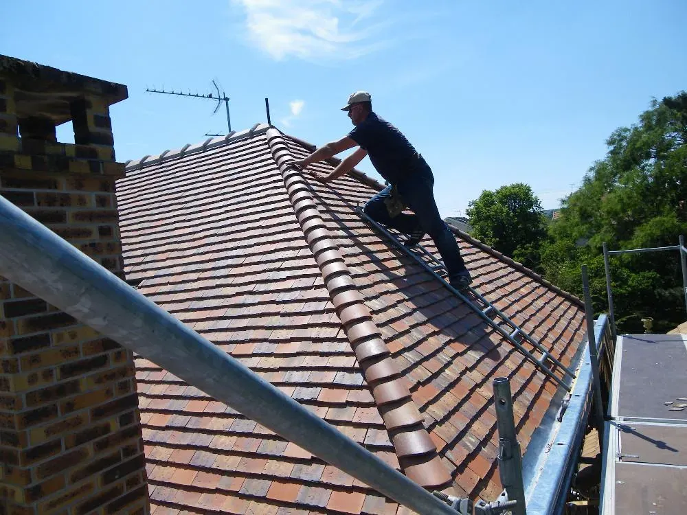 Tuiles plates et toiture traditionnelle près de Rueil-Malmaison